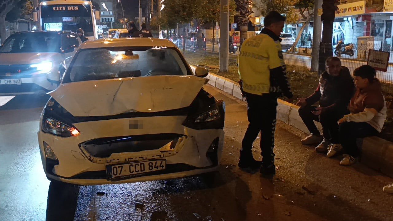 Manavgat'ta kırmızı ışıkta zincirleme kaza: 3 araç hasar gördü, yaralanan yok