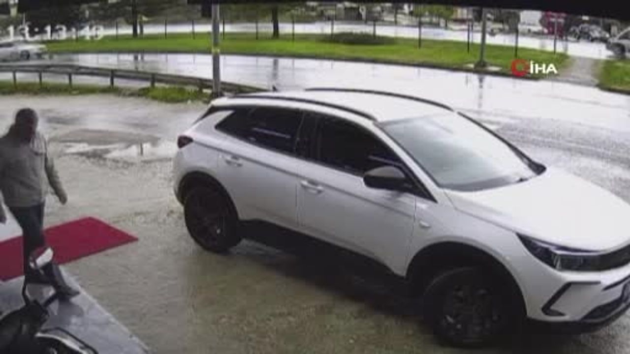 Manavgat'ta kontrolden çıkan otomobil sinyalizasyon direğine çarptı: 1 yaralı