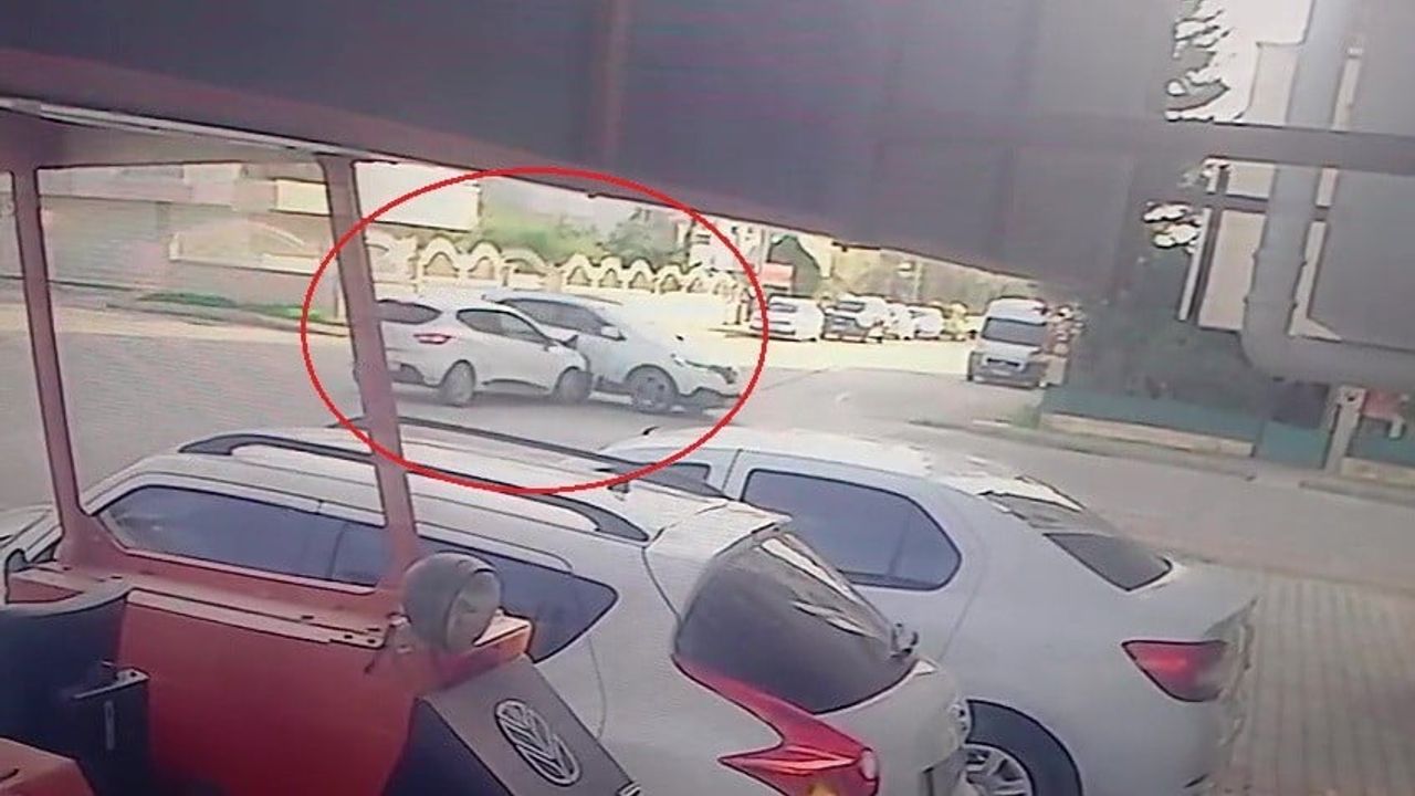 Manavgat’ta kontrolsüz kavşakta çarpışma: Anne ve kızı yaralandı