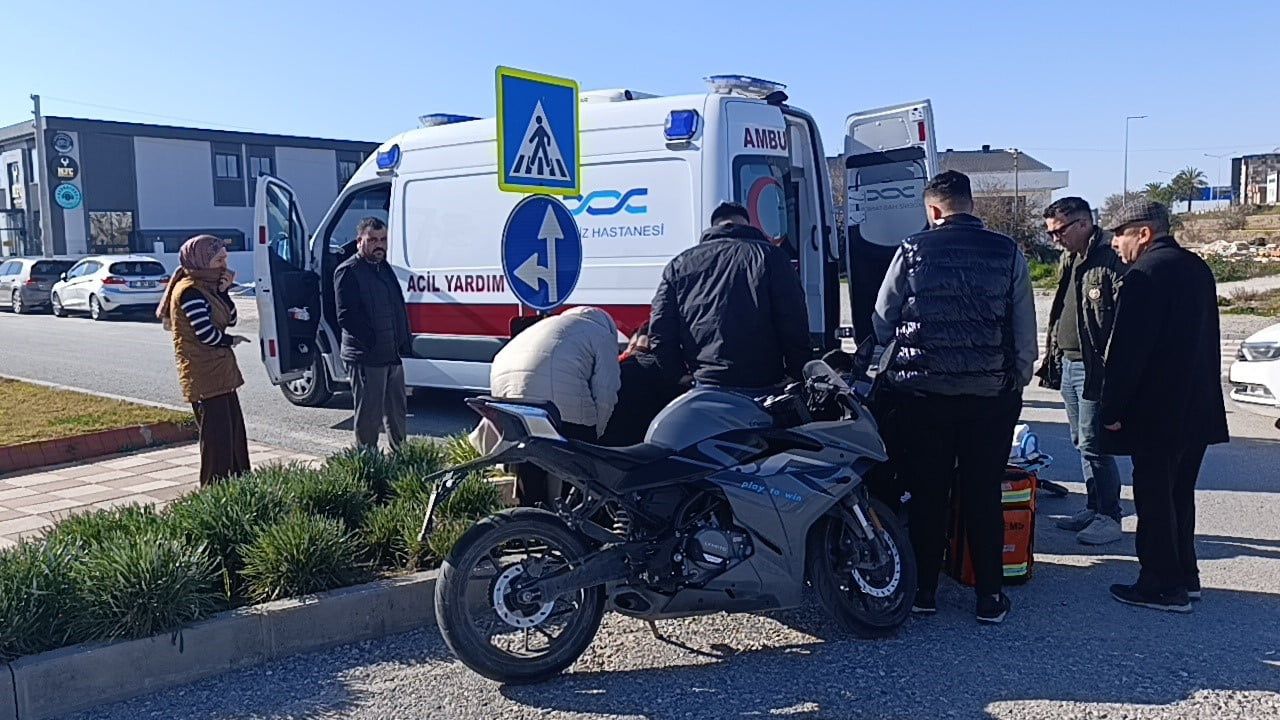 Manavgat'ta motosiklet devrildi: sürücü yaralandı