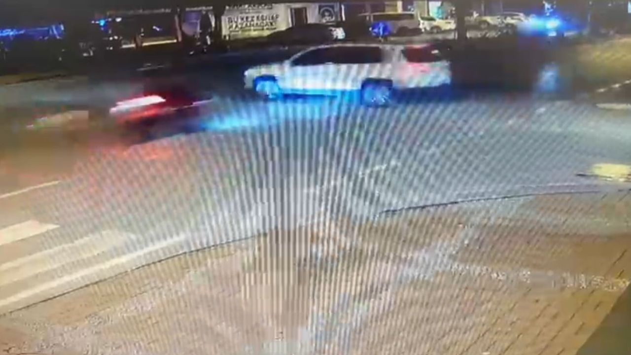 Manavgat'ta motosiklet kazası: Fenomen sürücünün kaskını arkadaşına verdiği an güvenlik kamerasında