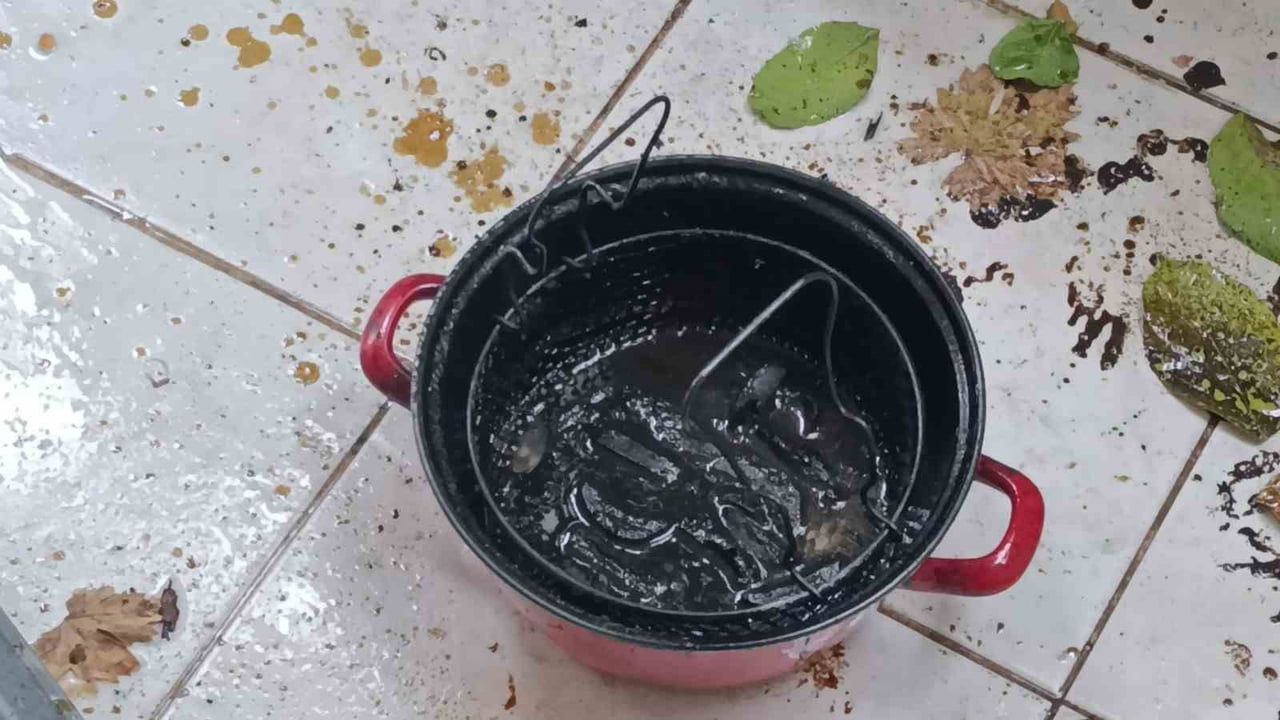 Manavgat'ta ocakta unutulan yağlı fritöz yangına neden oldu; itfaiye soğutma yaptı