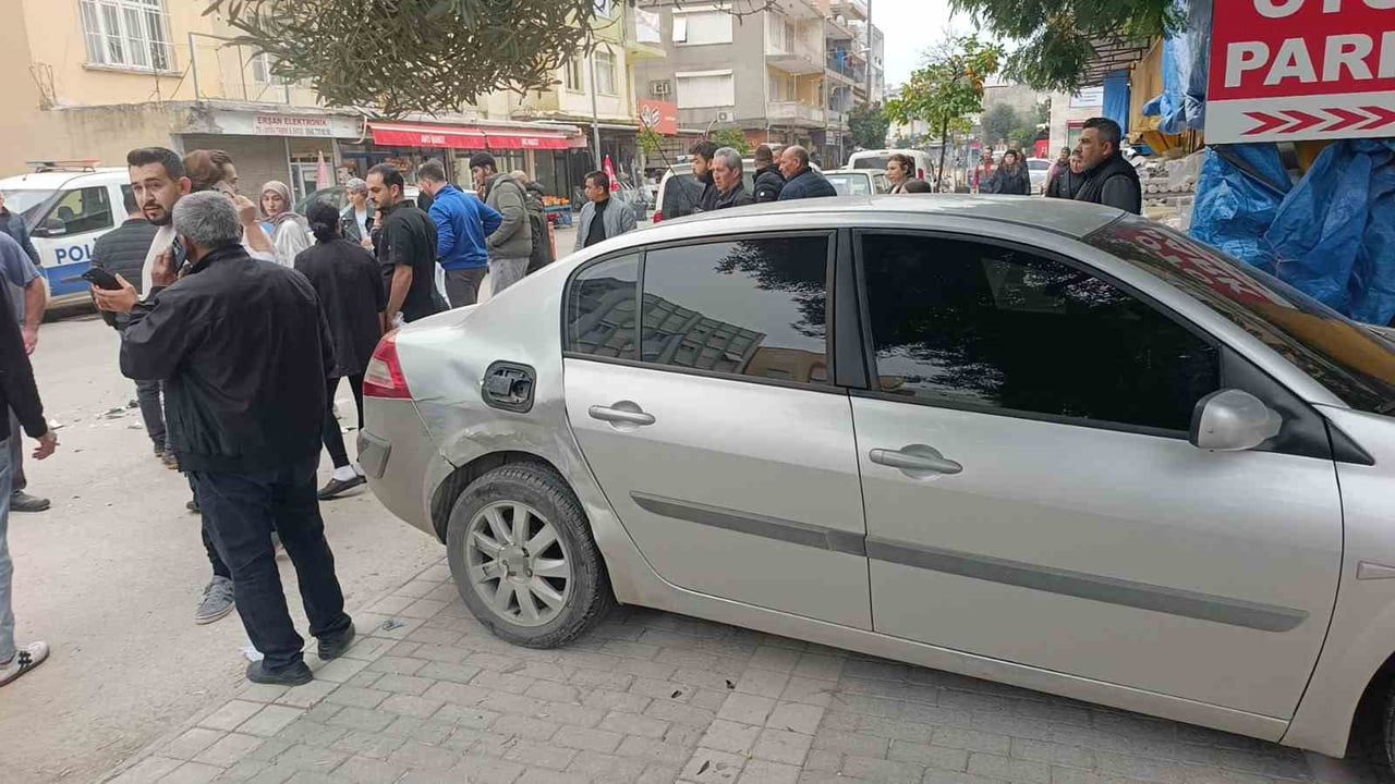 Manavgat'ta otoparka dönüş yapan otomobil ile motosiklet çarpıştı: 1 yaralı