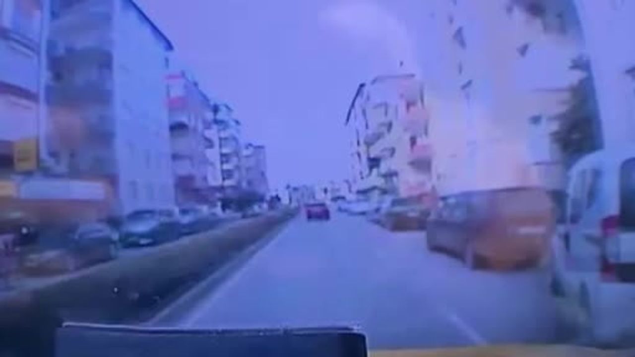 Manavgat'ta şerit değiştirip sola dönen otomobile ticari taksi çarptı