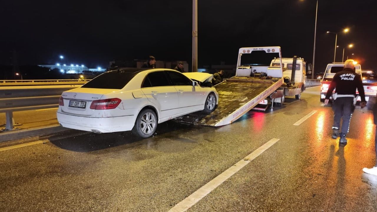 Manavgat'ta üç araçlı zincirleme kolda: 3 kişi yaralandı