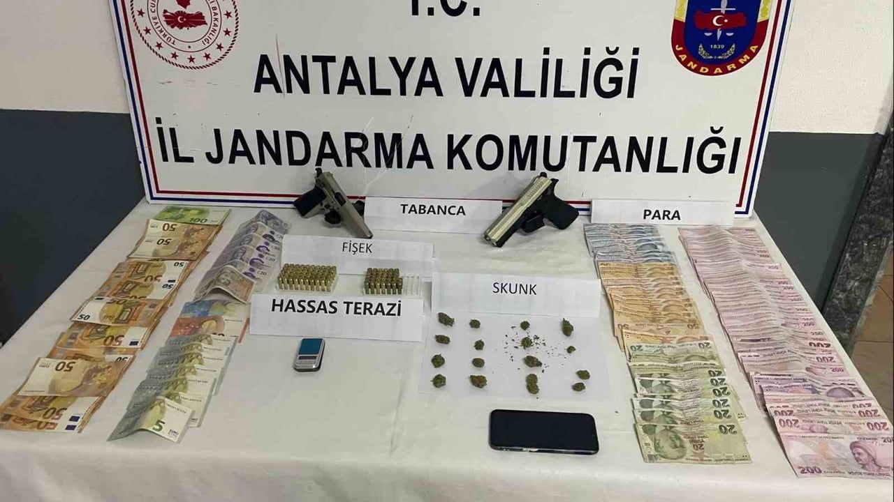 Manavgat'ta uyuşturucu operasyonu: 50 gram skunk, silah ve para ele geçirildi; 1 gözaltı