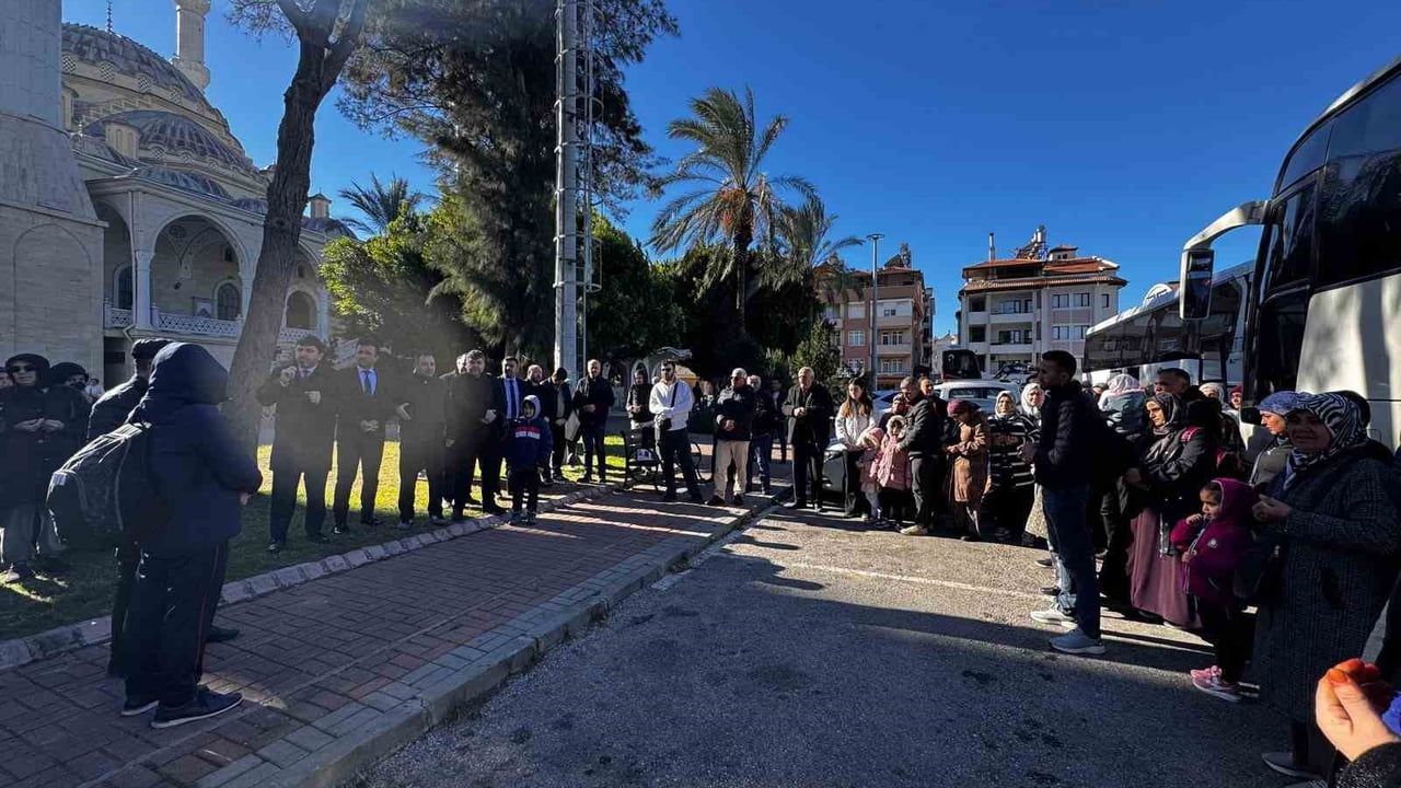 Manavgat'ta 'Yürüme Mesafeli 15 Günlük 14. Tur' umrecileri Külliye Camii'nde dualarla uğurlandı