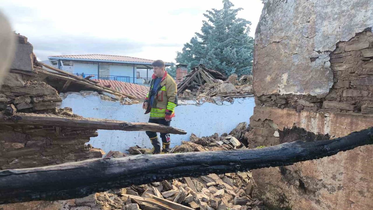 Manisa Akhisar'da kerpiç ev çöktü: 1 yaralı