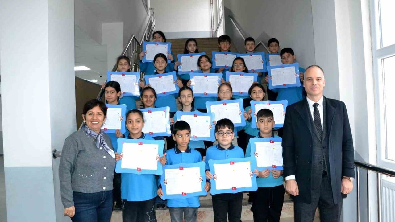 Manisa'da 266 bin 588 öğrenci karne alarak yarıyıl tatiline başladı