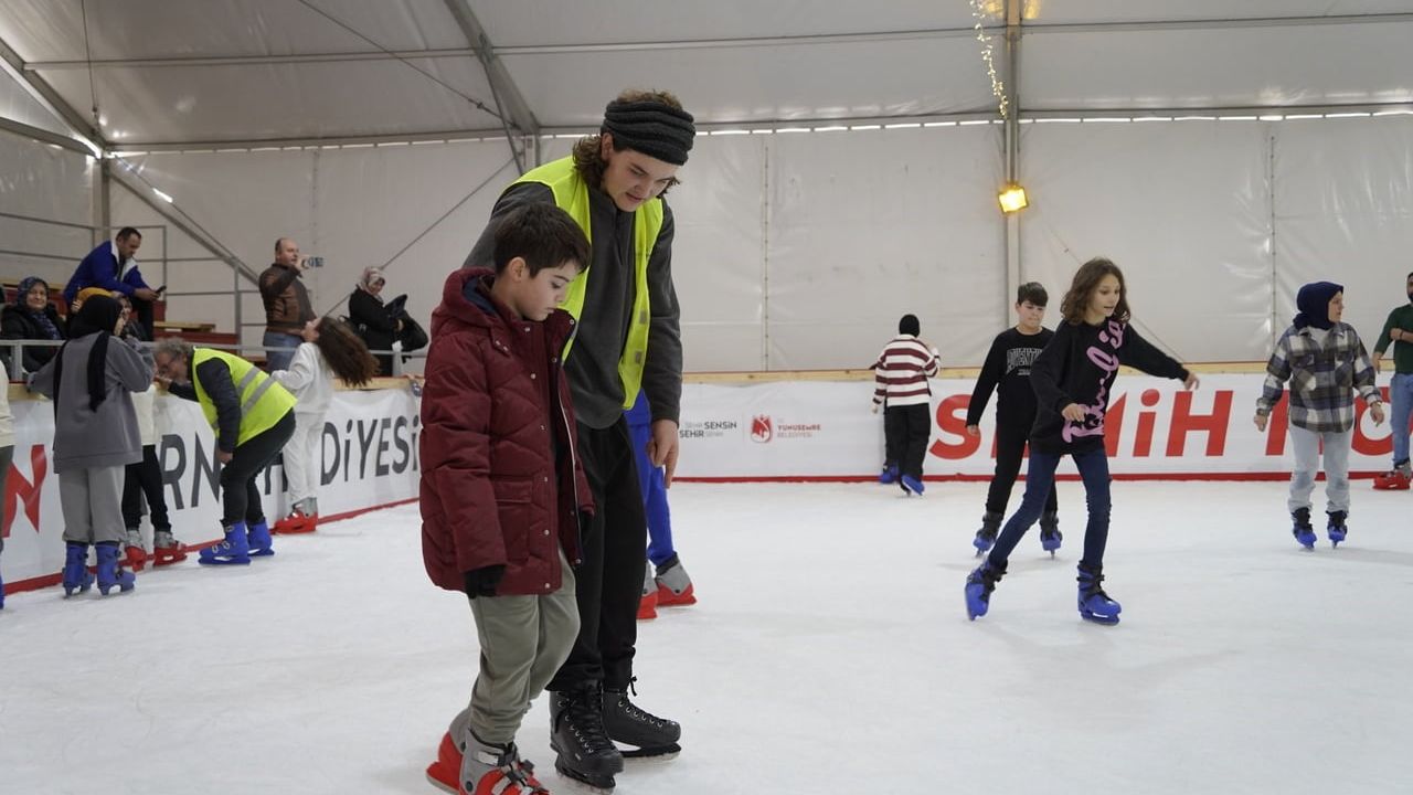 Manisa'da 5 bin öğrenciye karne hediyesi: Yeni Mahalle'de kurulan buz pisti