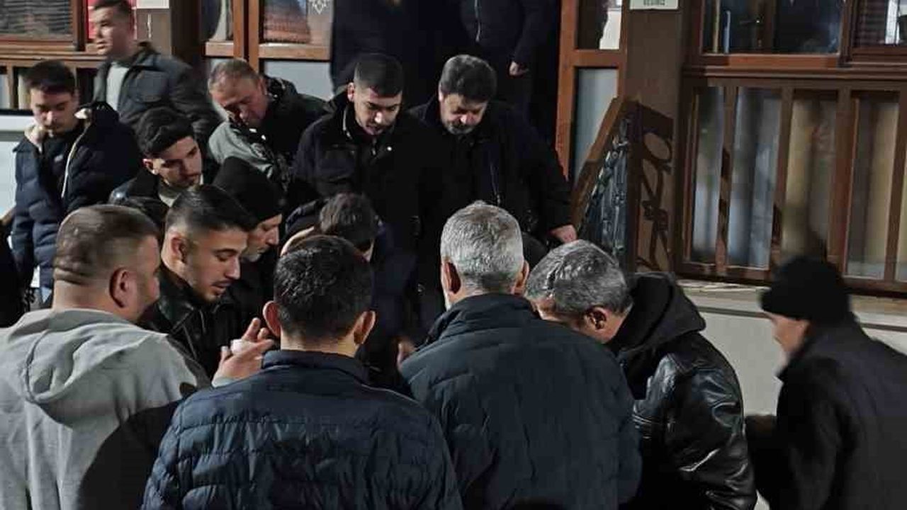 Manisa'da 663 yıllık Hakibaba Camii'nde Miraç Kandili'nde 80 kilo süt dağıtıldı