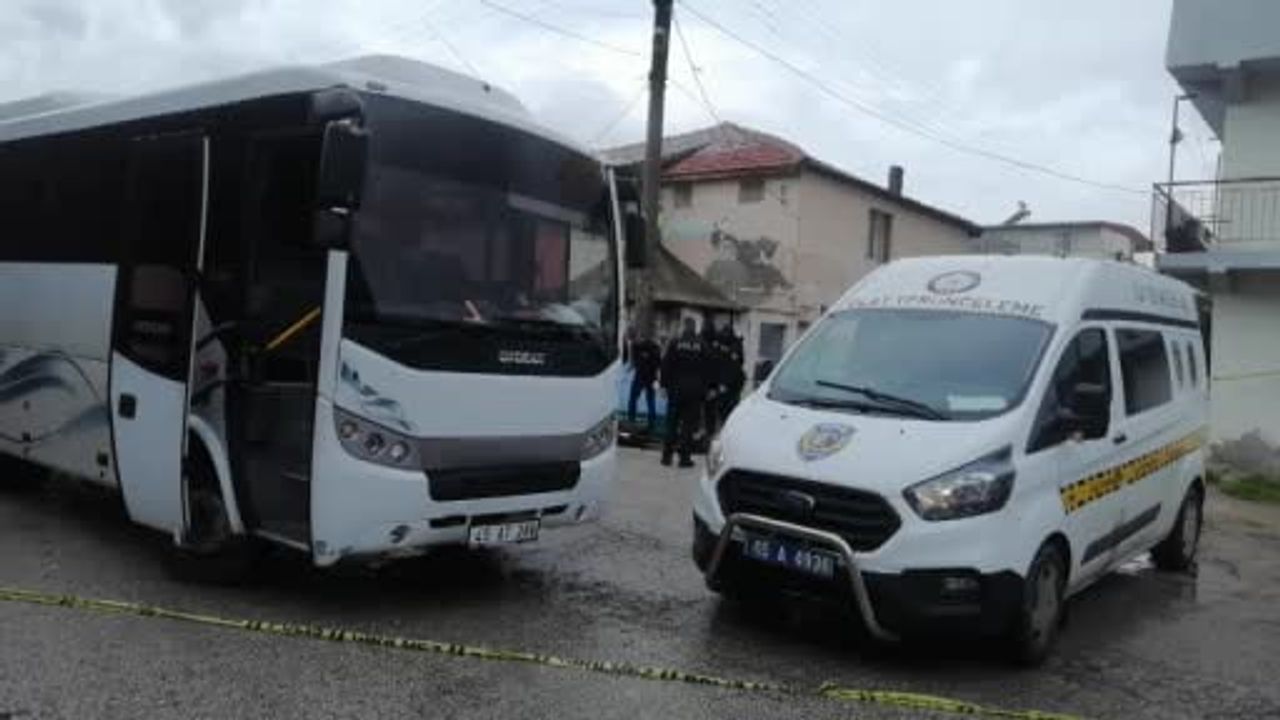 Manisa'da boşanma aşamasındaki adam sokakta eşini boynundan vurarak öldürdü