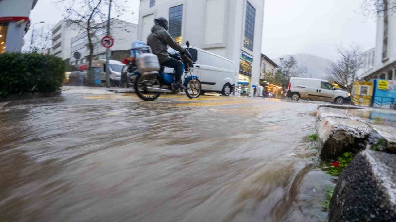 Manisa'da fırtına ve sağanak esnafı zorladı: Valizler uçtu, önlemler artırıldı
