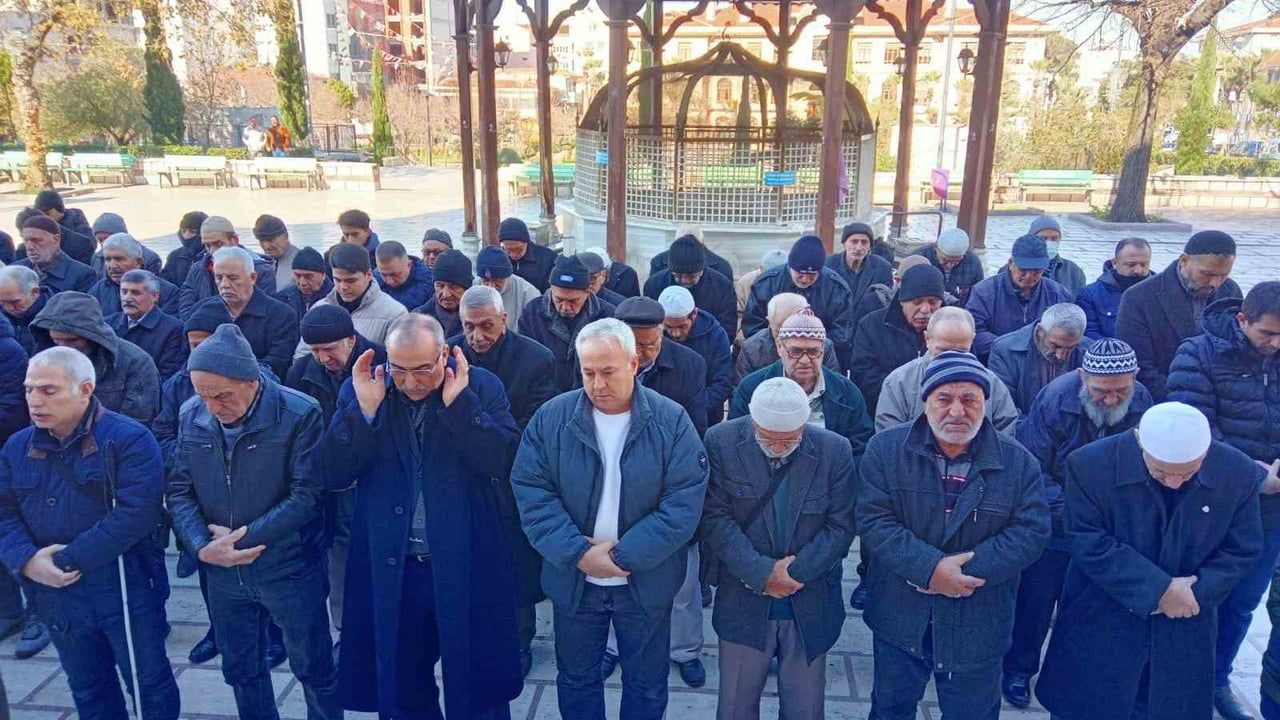 Manisa'da Hatuniye ve Saruhanbey Camii'nde Gazze için gıyabi cenaze namazı