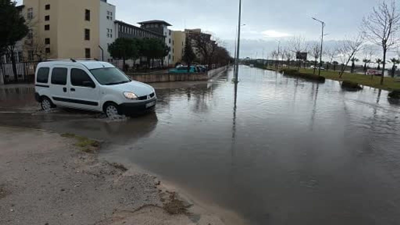 Manisa'da Sağanak: Cadde ve Sokaklar Suyla Doldu, Ekipler Müdahalede