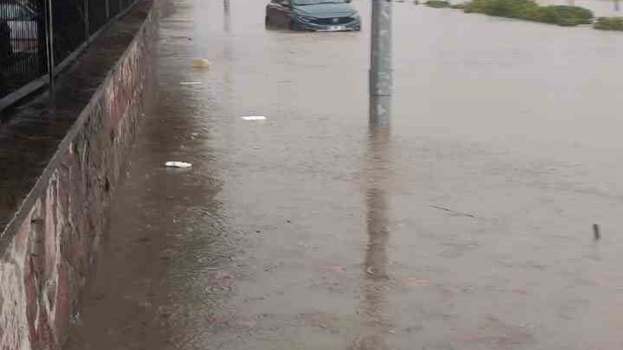 Manisa'da sağanak ve fırtına: TOKİ-2'de 8 blokun bodrum katları su altında