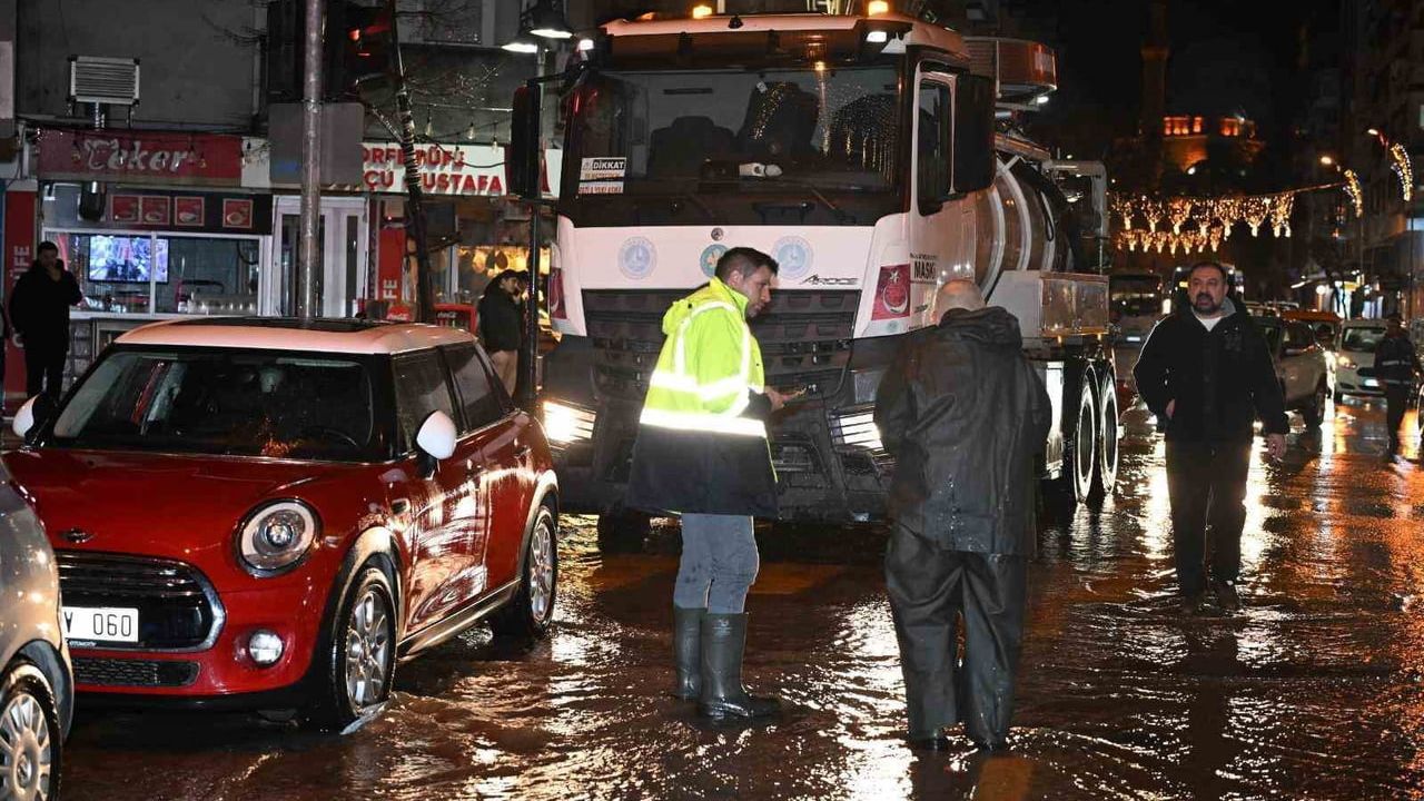 Manisa’da sağanak yağışa Büyükşehir ve MASKİ etkin müdahale etti
