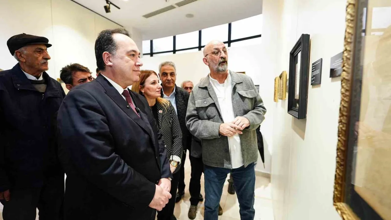 Manisa'da 'Sarışın Bir Kurt: Mustafa Kemal Atatürk' sergisi — 1907-1938 dönemi belge ve fotoğraflarla anlatıldı