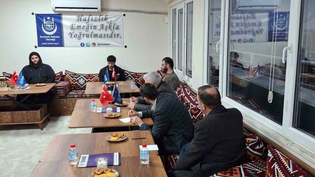 Manisa'da UDEF Kur’an-ı Kerim Güzel Okuma Yarışması seçmeleri yapıldı: Mısırlı hafız finale kaldı