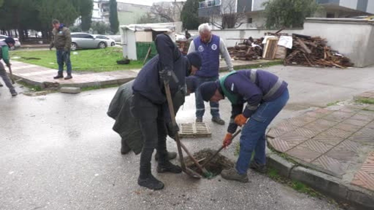 Manisa'da yağışa karşı Büyükşehir ve MASKİ ekipleri sahada