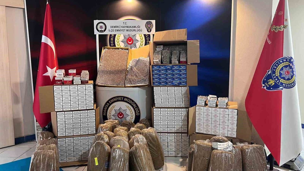 Manisa Demirci'de kaçak tütün operasyonu: Yüklü miktarda tütün ve makaron ele geçirildi