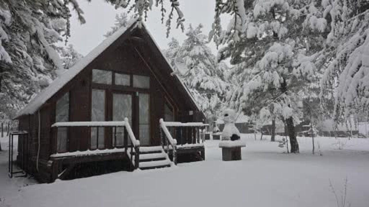 Manisa Demirci'de yaylalar beyaza büründü: Sarıçayır ve Türkmen Dağı'nda kar coşkusu