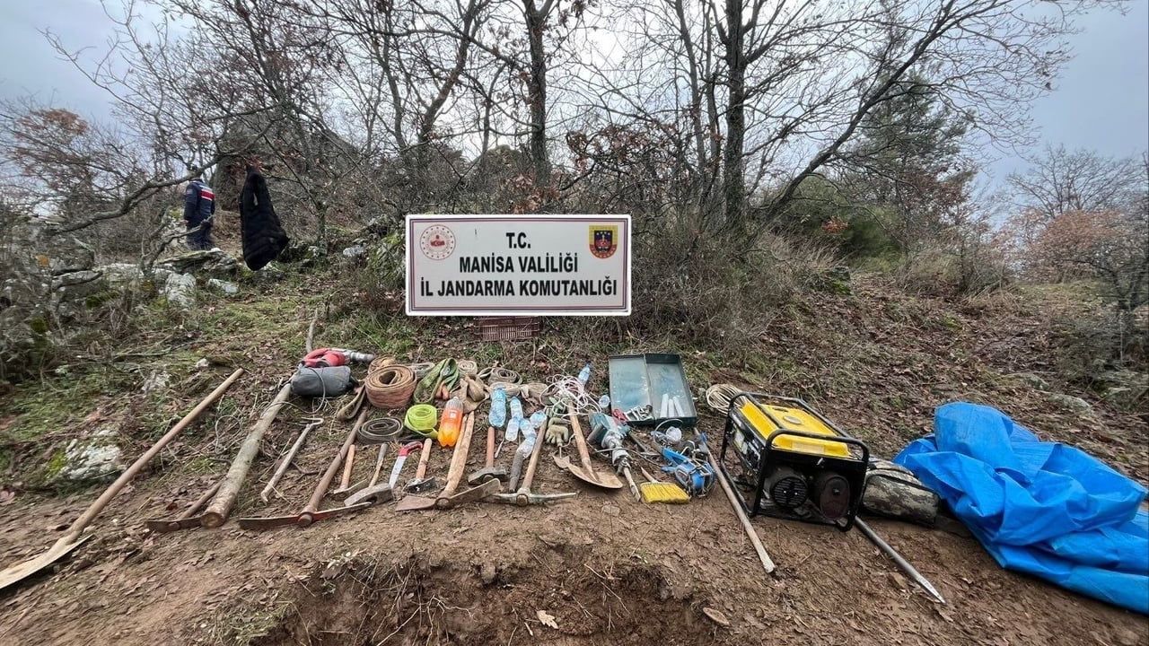 Manisa Gördes'te izinsiz kazı: 5 şüpheli suçüstü yakalandı