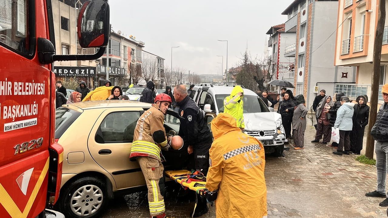 Manisa Kula'da U dönüşü yapan araçla seyir halindeki otomobil çarpıştı: 2 yaralı