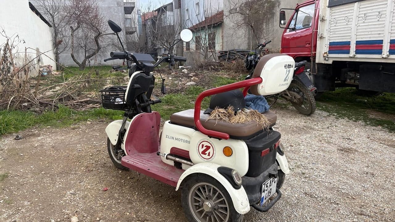 Manisa Kula'da üç tekerlekli elektrikli bisiklet devrildi: sürücü yaralandı