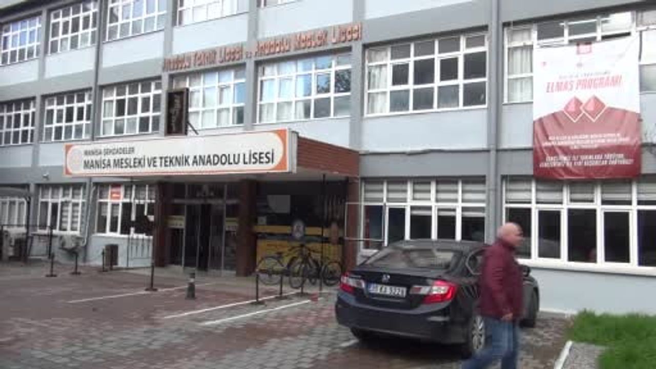 Manisa Mesleki ve Teknik Anadolu Lisesi öğrencilerinden reaktif cezaları azaltan kompanzasyon çözümü