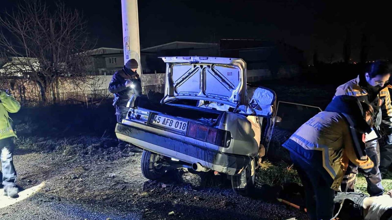 Manisa'nın Salihli ilçesinde otomobil elektrik direğine çarptı: 1 ölü, 2 yaralı