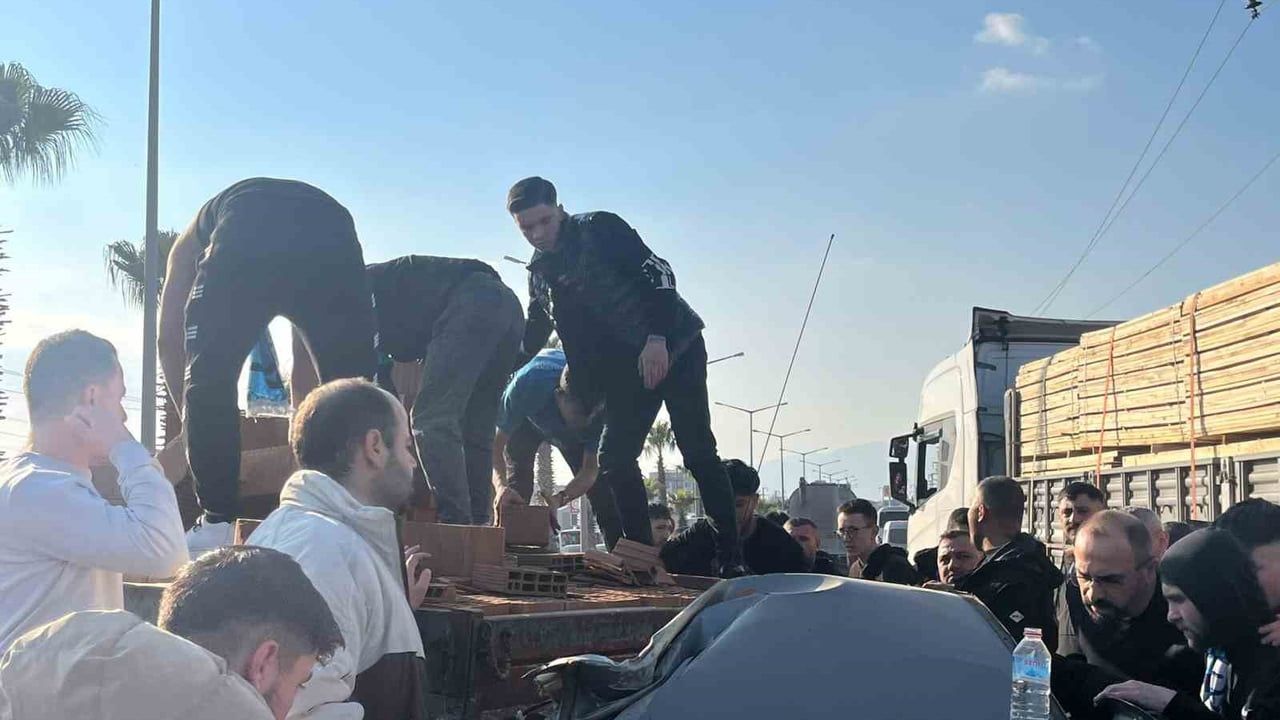 Manisa Turgutlu'da traktör-otomobil çarpışması: Kütahyaspor taraftarları yaralı sürücüye yardım etti