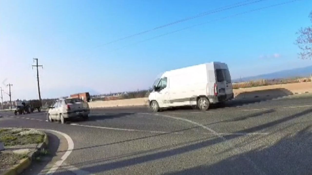 Manisa Turgutlu'da traktörle otomobil çarpıştı: 1 ağır yaralı, kaza anı kamerada