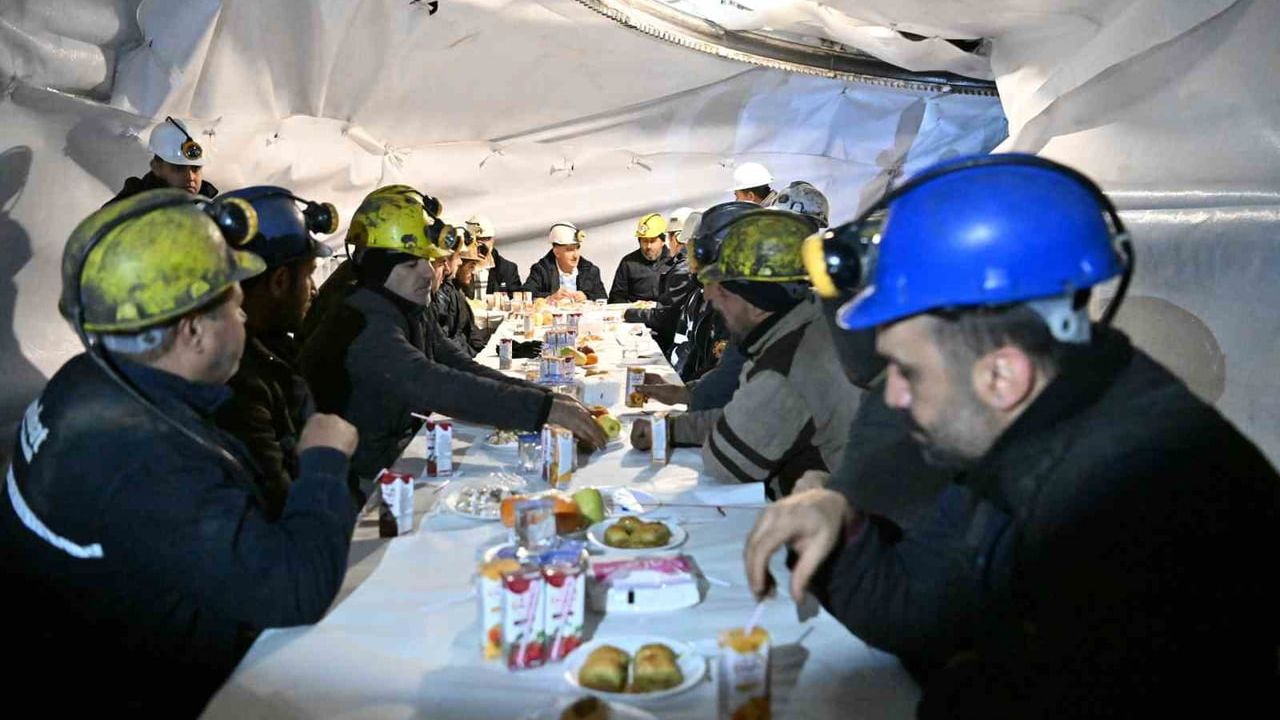 Manisa Valisi Vahdettin Özkan 2026'yı Soma'daki madencilerle karşıladı