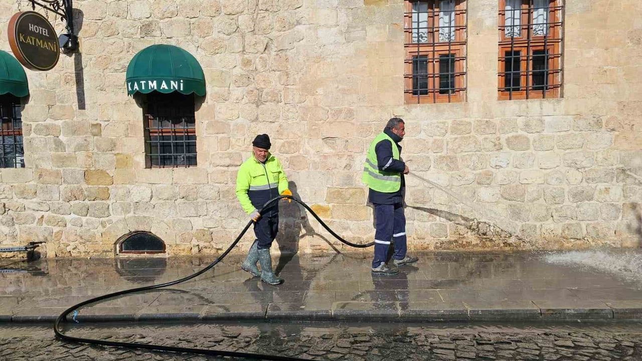 Mardin 1. Cadde’de kar sonrası temizlik ve yenileme çalışmaları sürüyor