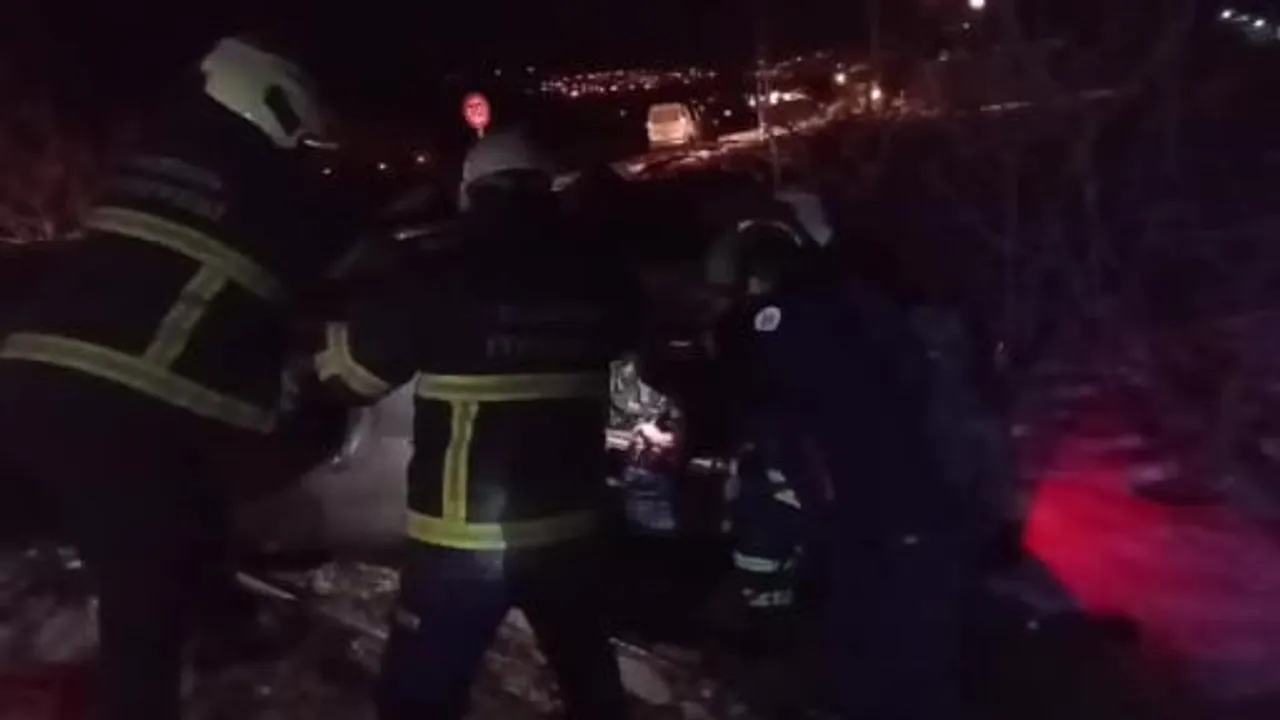 Mardin Artuklu'da otomobil elektrik direğine çarptı: 1 kişi yaralandı