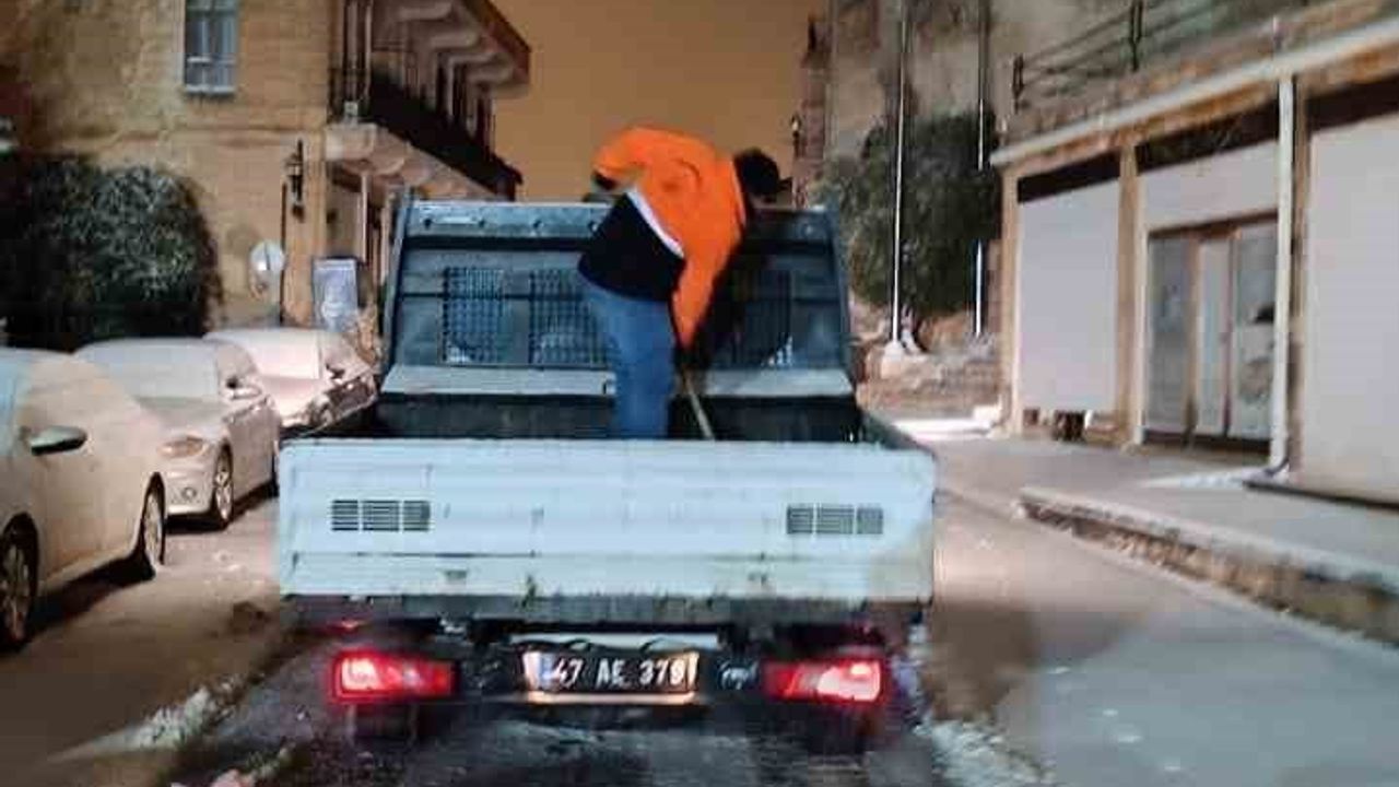 Mardin Büyükşehir Belediyesi ana arterlerde küreme, tuzlama ve solüsyon çalışması yürüttü