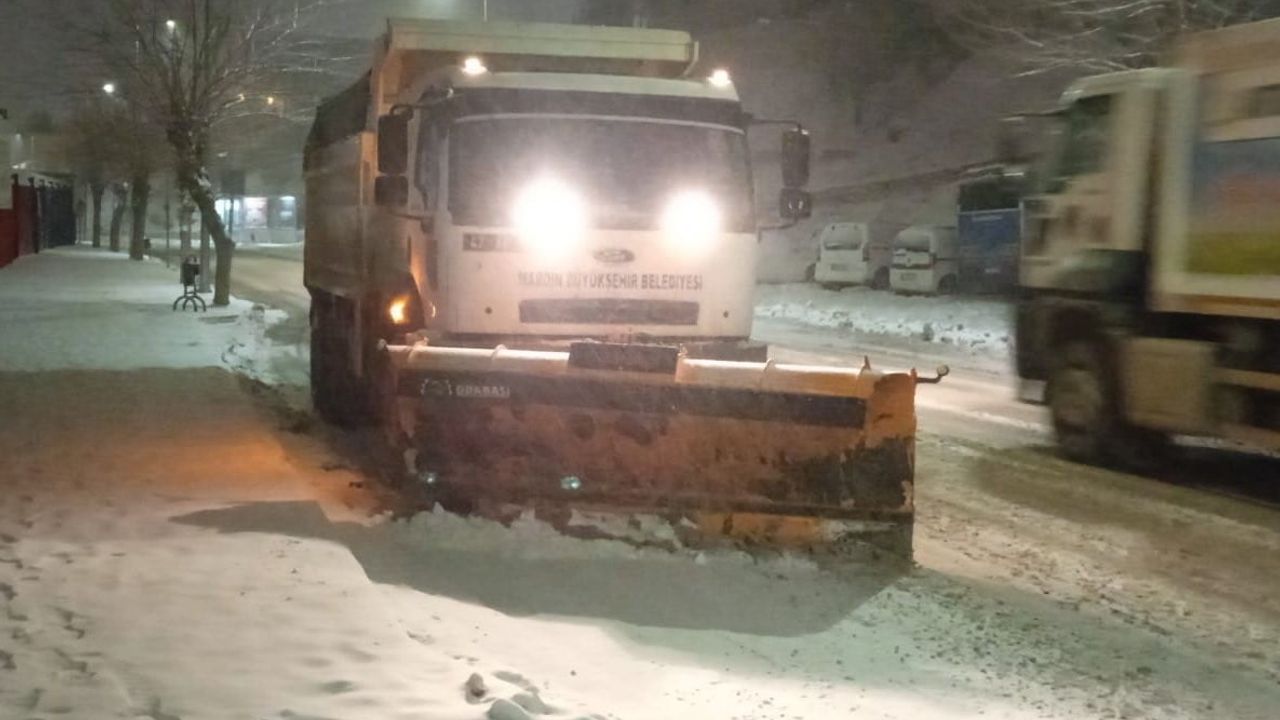 Mardin'de gece boyu karla mücadele: Büyükşehir ekipleri sahada