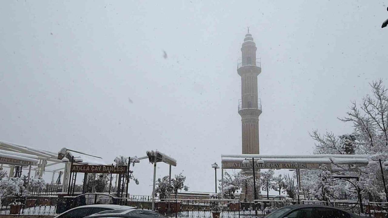 Mardin'de Kar Yağışı Ulaşımı Zorluyor: Yetkililer Sürücüleri Uyarıyor