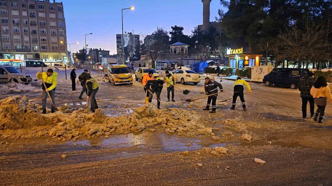 Mardin’de karla mücadele çalışmaları aralıksız sürüyor