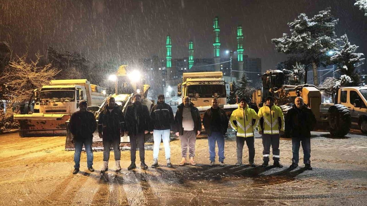 Mardin'de karla mücadele sürüyor: Büyükşehir 62 araç ve 168 personelle 7/24 görevde