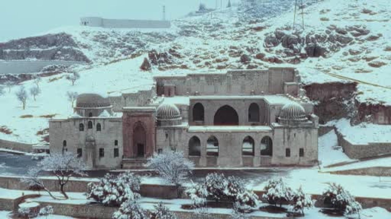 Mardin'de Kasımiye Medresesi'nin Kar Altındaki Görüntüleri Dronla Kaydedildi