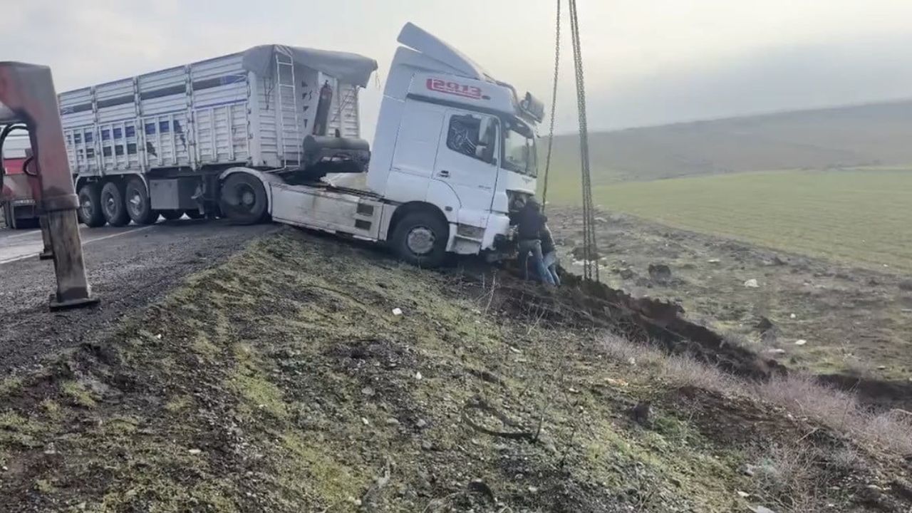 Mardin'de Nusaybin-Cizre yolunda tır kontrolden çıkarak yol kenarına savruldu