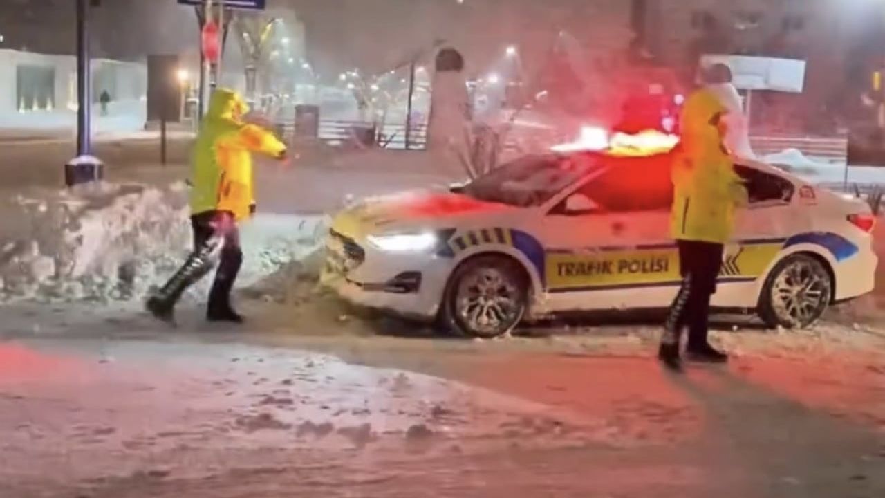 Mardin'de trafik polisleri çocuklarla kar topu oynadı