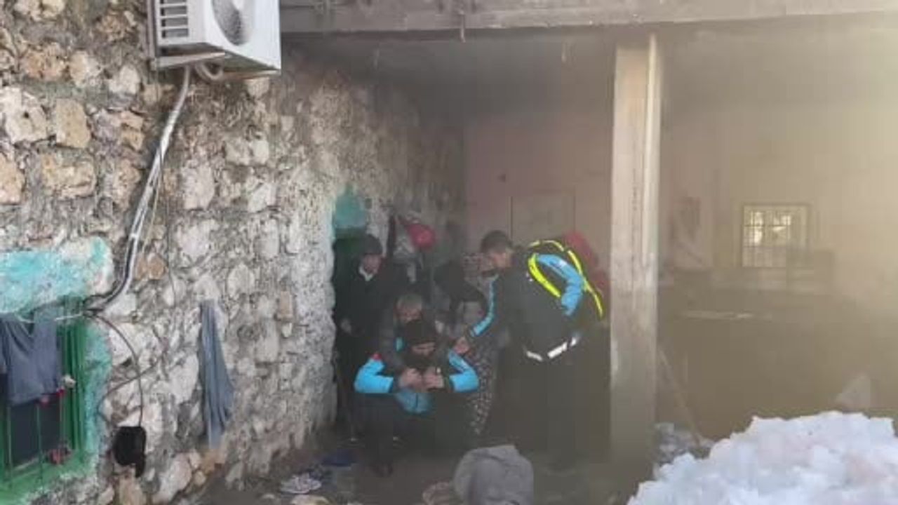 Mardin'de UMKE ekipleri, yolu kapalı mahallede 84 yaşındaki hastayı sırtında 500 metre taşıdı