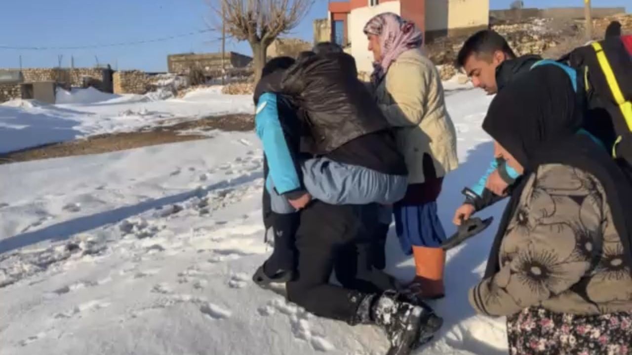Mardin'de UMKE müdahalesi: 84 yaşındaki hasta 500 metre sırtında taşındı
