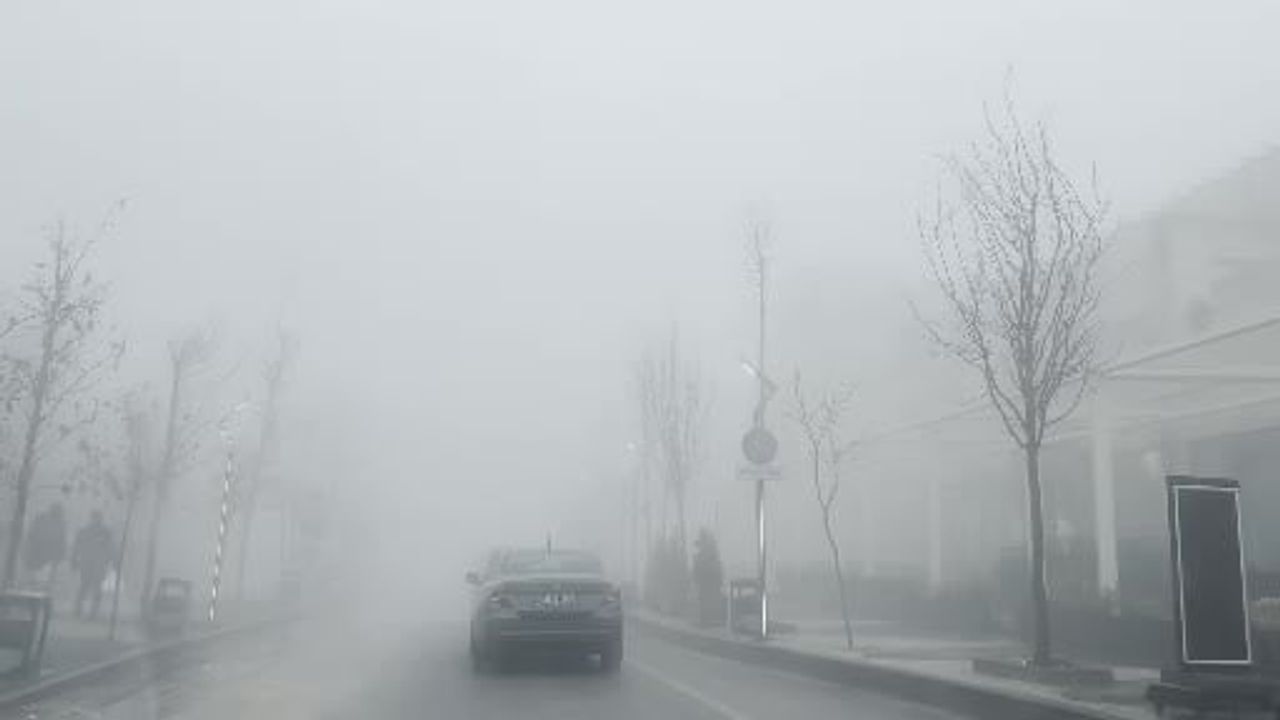 Mardin'de yoğun sis, yağmur ve rüzgar günlük yaşamı olumsuz etkiledi