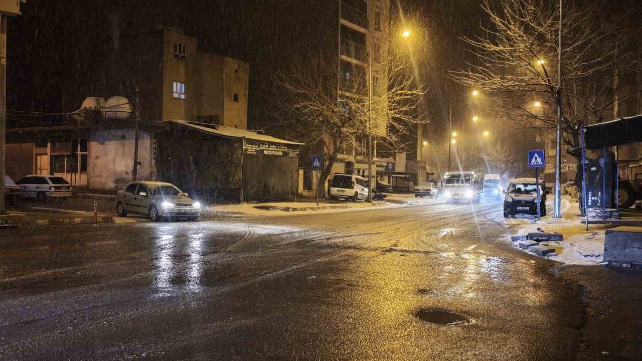 Mardin Mazıdağı'nda Akşam Başlayan Kar Yağışı Etkisini Sürdürüyor