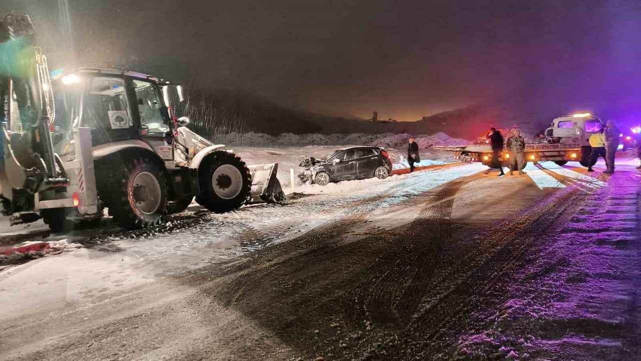 Mardin Mazıdağı'nda kar yağışı nedeniyle trafik kazası: 7 yaralı
