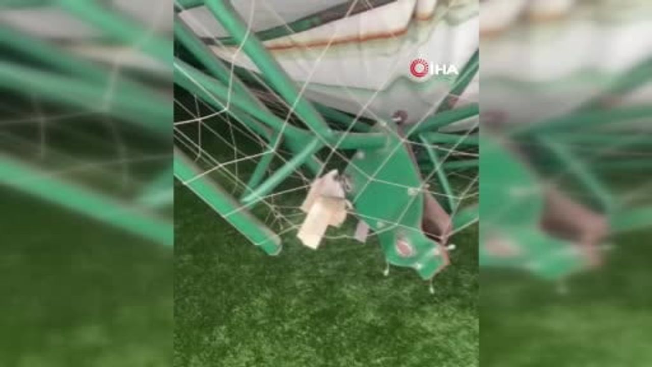 Mardin Mazıdağı'nda Yoğun Kar Nedeniyle Kapalı Halı Sahanın Çatısı Çöktü